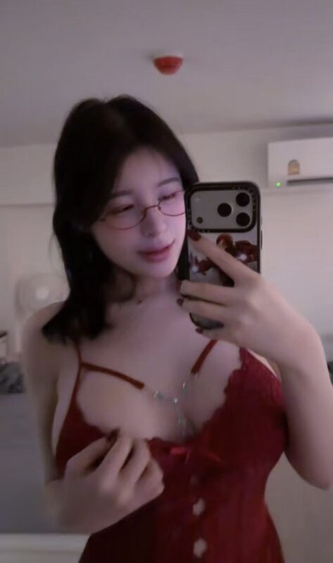 「第二部」最新台妹姐姐更新共计三部视频，下面可以说是一碰就出水了，太嫩了！本部视频限时给大家免费开放，只需要大家一点点积分就好~哈哈哈哈，后续还是会更新本类视频！主要是这个姐姐一笑太有诱惑力了 ~-SS网红科技