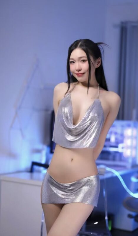 「第二部」国外大神：Meriolchan最新视频，本次更新都是长视频，这个比上一部更加精彩，非常性感的小腰，这身材简直无法比拟，隔着透明的凳子就开始用上道具了，高清无损版，也是很漂亮了！-SS网红科技