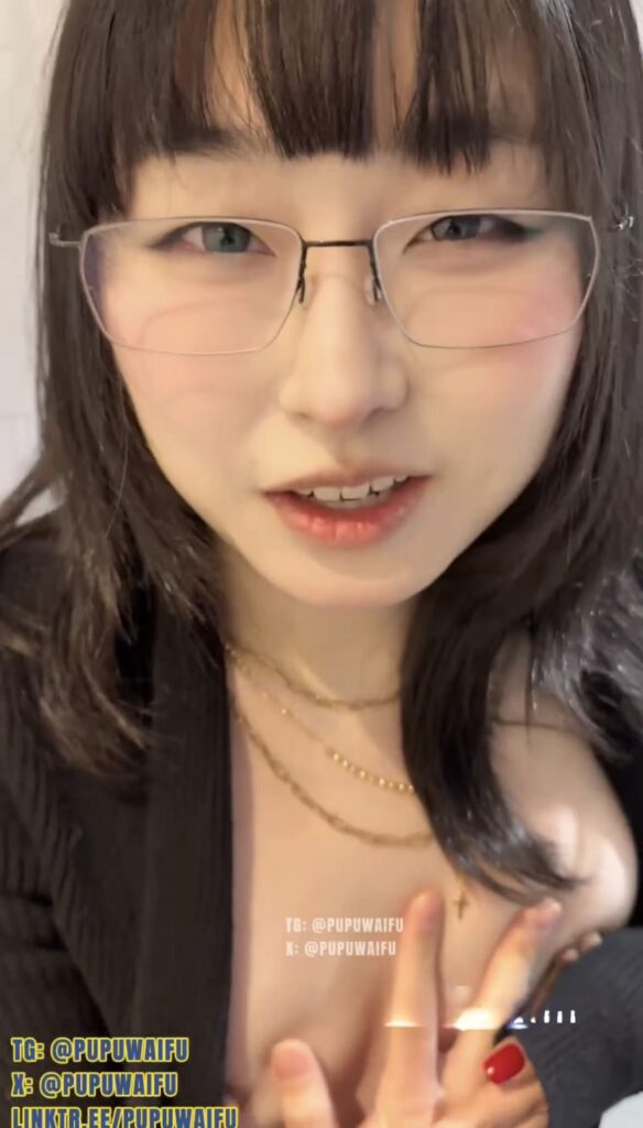 图片[5]-噗噗姐姐又开始出来勾引路人了，这次是吃汉堡然后去逛了家具，直接在人家买家具的床上就露出了，然后两个人去的厕所，直接就在厕所里面开始了，视频比较长反正两个人姿势是挺多的，然后弄了很多次，不剧透啦大家慢慢看！-SS网红科技