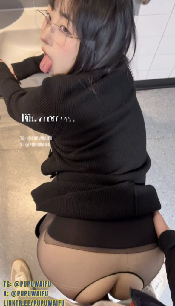 图片[7]-噗噗姐姐又开始出来勾引路人了，这次是吃汉堡然后去逛了家具，直接在人家买家具的床上就露出了，然后两个人去的厕所，直接就在厕所里面开始了，视频比较长反正两个人姿势是挺多的，然后弄了很多次，不剧透啦大家慢慢看！-SS网红科技