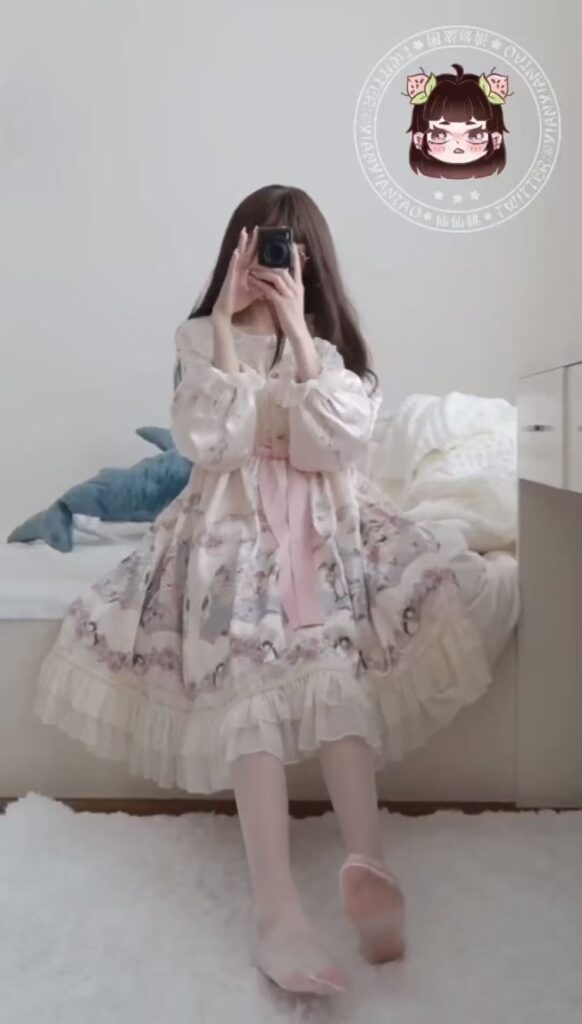 图片[5]-「第二部」萝莉博主仙仙桃自己录制的视频分为两个资源发送，视频文件比较多，自己录制乘骑在玩具上面，下面也是白虎，自己来回的抽插弄的全都是水！-SS网红科技