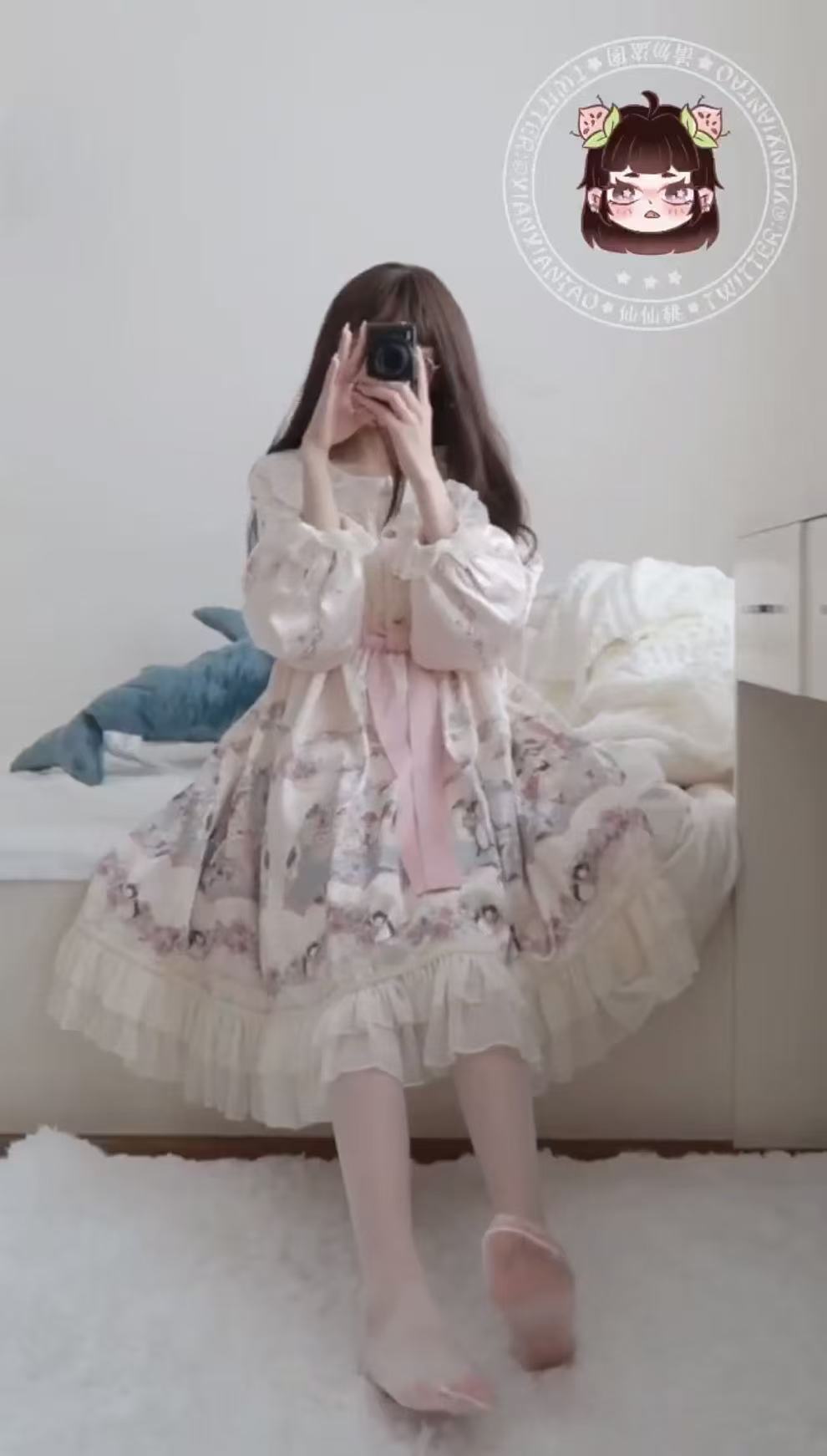 「第二部」萝莉博主仙仙桃自己录制的视频分为两个资源发送，视频文件比较多，自己录制乘骑在玩具上面，下面也是白虎，自己来回的抽插弄的全都是水！