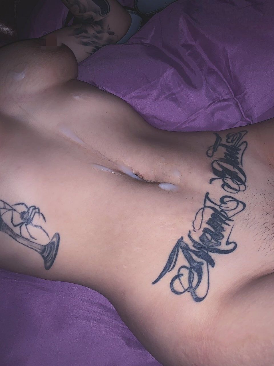 抖音：刺青阿诗，【站长整理16个视频整合】原本以为是一个高冷女生，浑身上线就差下面和上面没有纹身了，看着不是很容易接近的人，没想到竟然是公交车，哈哈哈哈通过图集不难看出男主绝对不是一个人，阿诗在视频里面也是配合的相当到位，而且也会自己拍那种视频，还有自己的小玩具。