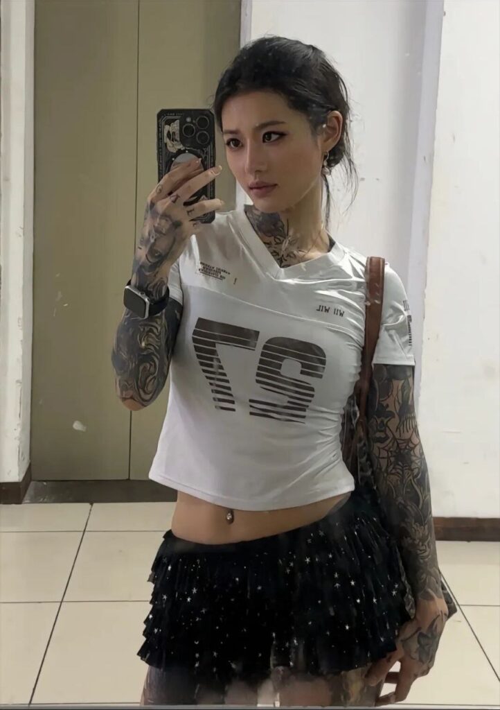 图片[9]-抖音：刺青阿诗，【站长整理16个视频整合】原本以为是一个高冷女生，浑身上线就差下面和上面没有纹身了，看着不是很容易接近的人，没想到竟然是公交车，哈哈哈哈通过图集不难看出男主绝对不是一个人，阿诗在视频里面也是配合的相当到位，而且也会自己拍那种视频，还有自己的小玩具。-SS网红科技