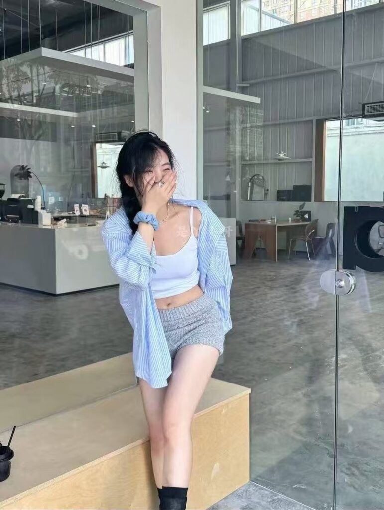 图片[4]-【心理提示】【心理变态提示】此次内容包含暴力恐怖内容，但是不涉及血腥。博主：是丫头呀，视频提示：本次视频及图片全部为隐藏内容，简单介绍：女主：是丫头呀被金主爸爸彻彻底底调教成小狗了，然后用针头刺穿乳头，看着都疼，但是女主是很享受的样子，用长针贯穿乳头！有喜欢看的自己解锁吧!那种镜头我就不让大家预览了，解锁可见！不要模仿各位老司机！！！-SS网红科技